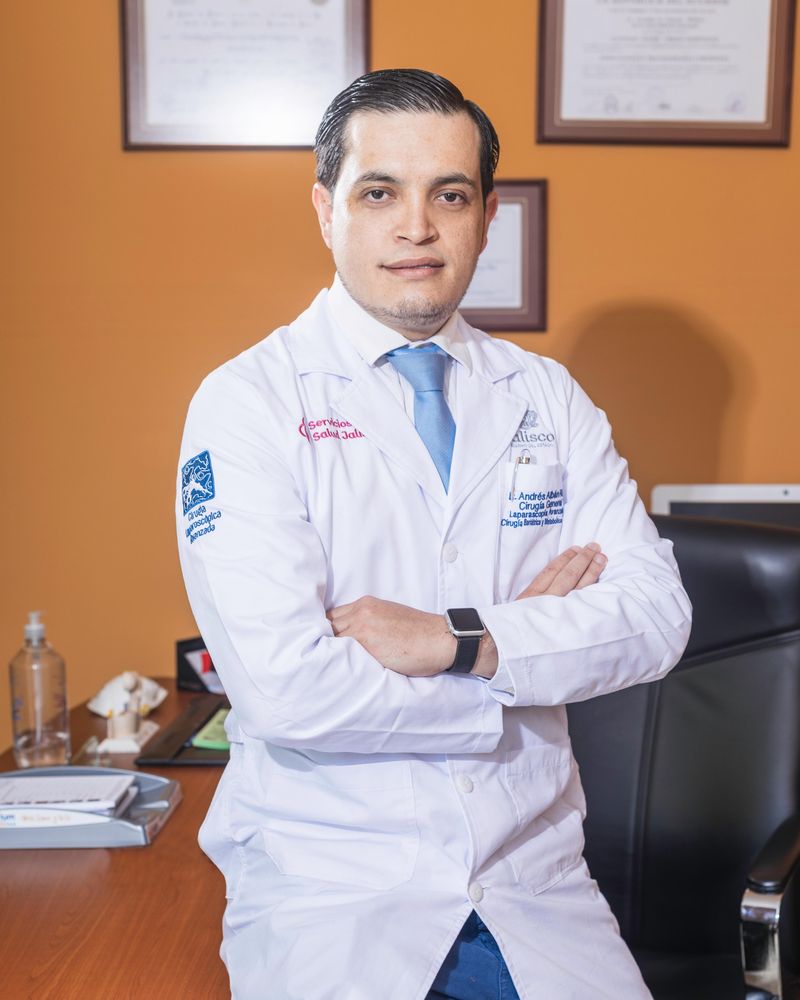 Dr. Andrés Albán Rivas en su consultorio con sus diplomas